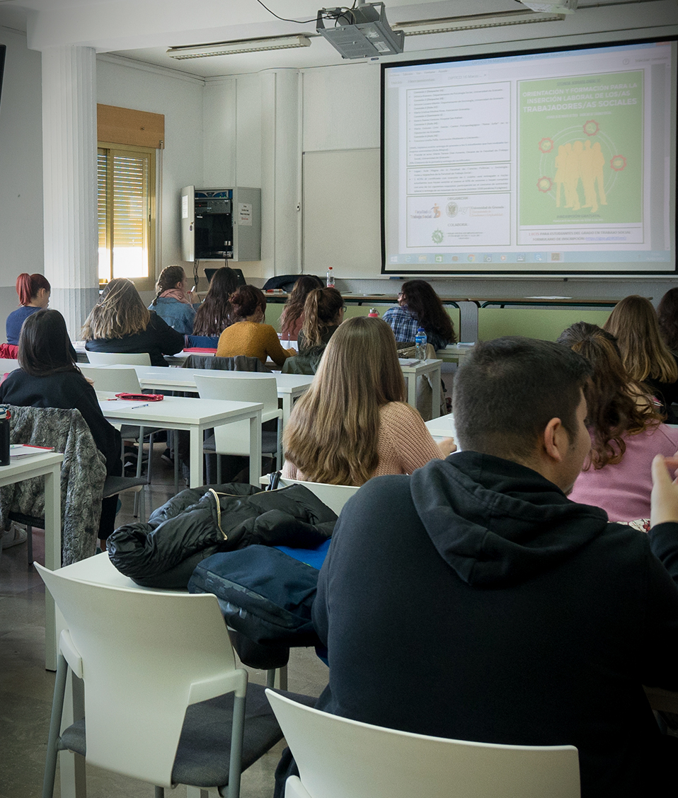 Alumnos en clase en la Facultad de Trabajo Social