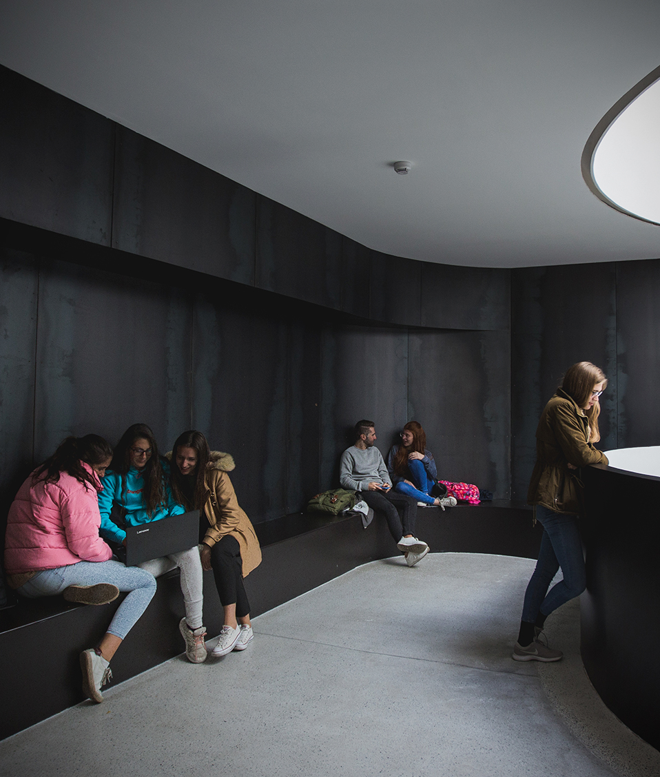 Zona agradable de descanso habilitado para sentarse en la Facultad de Ciencias de la Salud