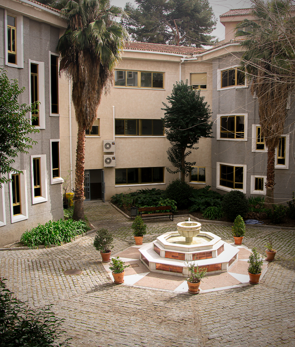 Vista del edificio San Jerónimo desde el patio interior con una fuente en el centro