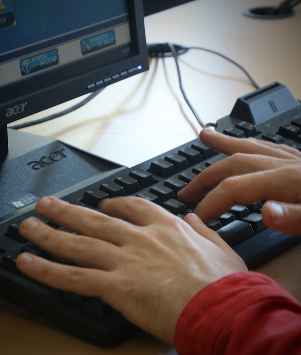 Persona usando el teclado de un ordenador